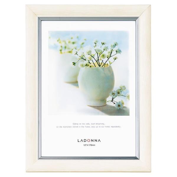 「2Lサイズ」を飾ることができます。サイズの詳細は下記、寸法表をご確認下さい。ホワイトの木目柄と気品漂うシルバー色を組み合わせたブライダルフレームです。（木製ではございませんのでご注意ください）シンプルながら上品な仕上がりで大切な写真を一層...