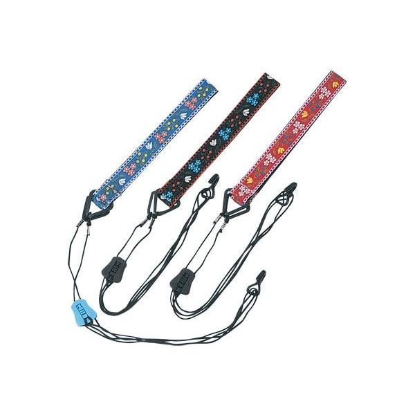 ウクレレを演奏する際にホールドしているウクレレが下がらないように首からストラップで吊るすことで位置をキープします。サウンドホール下にフックを引っ掛け、ぐるりとウクレレの裏側に紐をまわし、首に掛け、長さを調整してください。カラー：青・黒 ・赤