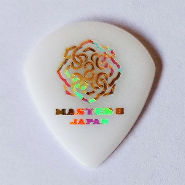 マスター8　"AssH" Signature Model ピック素材：D-801 形状：JAZZ型厚さ：1.50mm加工：ハードグリップ販売単位：1枚PROFILE: 次世代ギター・ヒーローの呼び声も高い、ギタリスト・ソロアーティスト、As...