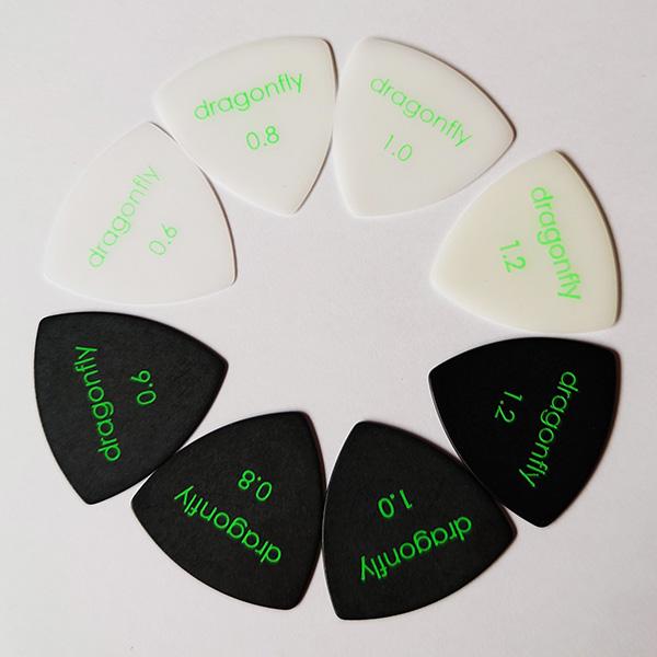 ドラゴンフライ　ギターピック　おにぎり型　[Triangle]ポリアセタールの質感と弦に対してのタッチの良さから多くのミュージシャンに使用されています。形状はTR（トライアングル）。色はホワイトとブラック、ロゴカラーはグリーンです。材質：ポ...