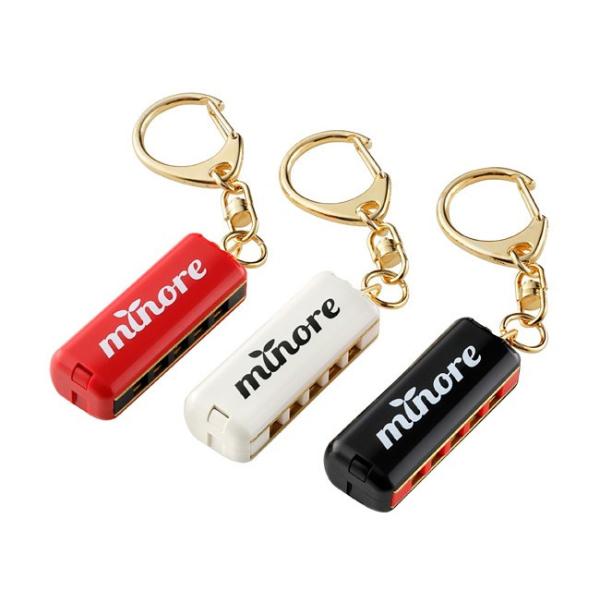 キーホルダー付きの5穴10音ミニハーモニカですが、小さくてもきちんと演奏ができる楽器です。1オクターブ以上の音域があり、たくさんの曲を楽しめます。ホワイト・ブラック・レッドの3色展開。minore（ミノーレ）はイタリア語で「より小さい」を意...