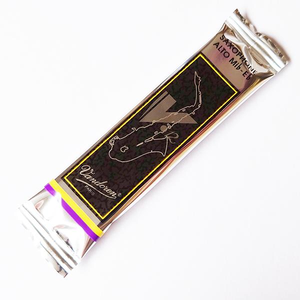 バンドレン リード　アルトサックス　V.12　1枚バラ売り特別な形状のケーンを選抜して製造されており、ヒールは厚く、トラディショナルよりも先端が厚めでパレットが長くなるように加工されています。パレットが長くなることでリードの振動面がより広く...