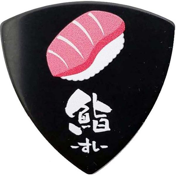 ダイキングコーポレーション　寿司ギターピック　マグロ柄形状：トライアングル材質：硬質塩ビ（PVC）厚さ：0.8mm販売単位：1枚日本製＊このピックはベースカラーが黒のため製造過程で擦り傷等が生じる場合がございます