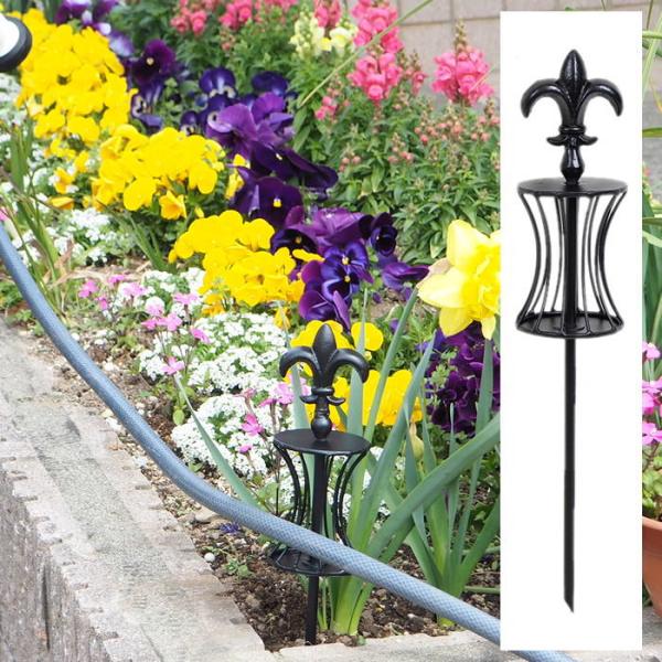 ●アイアンホースガードリリー●水やりのときに大切な植物を守るホースガードです。伸ばしたホースが花壇に侵入してお花を倒すのを防ぎます。●モチーフの下の部分が回転するので引っ張ったホースの動きもスムーズです。●ガーデンピックとしてお庭や花壇のア...