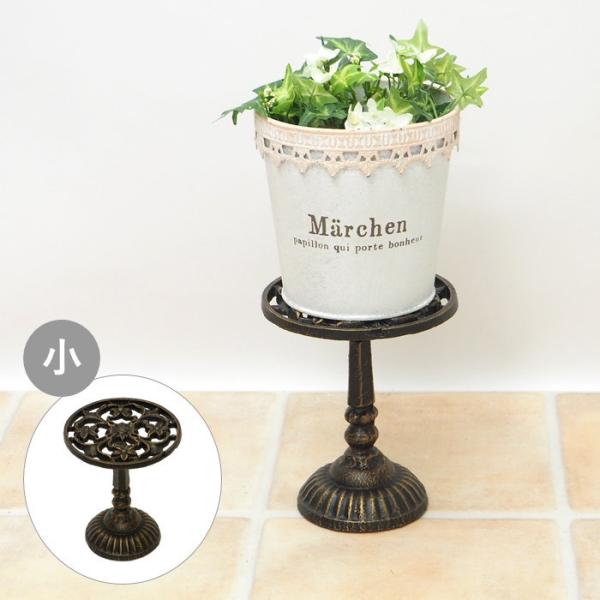 ●アイアンスタンドトレイ 小●アイアン製のおしゃれなフラワースタンドです。鉢植えやフラワーベースなどを飾るのにぴったり！●植物を引き立て、どんなインテリアにも合うシンプルなデザインです。鉢を浮かせることで、夏の暑さ対策や鉢底に虫が集まること...