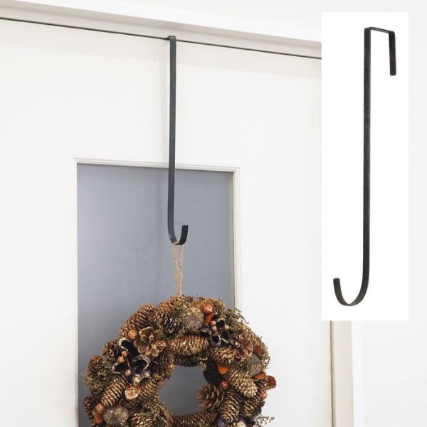 ●リースフックブラック●リースをドアに吊り下げることができるリース用のフックです。ドアに引っ掛けるだけで使える便利なアイテムです。●取付が簡単で、ネジなどを使用しないためお家に傷をつける心配がありません。また、ドアの開閉を妨げることもありま...