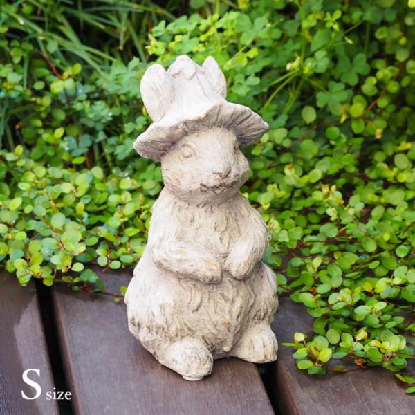 ●ハットラビット立ちS●お花の帽子をかぶった愛らしいウサギのセメント製オブジェです。●アンティーク調のデザインで、あえて施された色むらや剥げが、長年愛されてきたかのような温かみを演出します。●ガーデンオーナメントとしてもインテリアとしてもお...