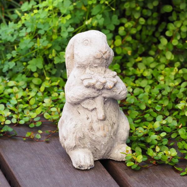 ●ラビットとフラワー●可愛らしいウサギが花を抱えたセメント製オブジェです。アンティーク風のデザインで、色むらや剥げが独特の味わいを醸し出し、ヴィンテージ感を楽しめます。●サイズは小さめで、ガーデンオーナメントとして庭に置くのはもちろん、室内...