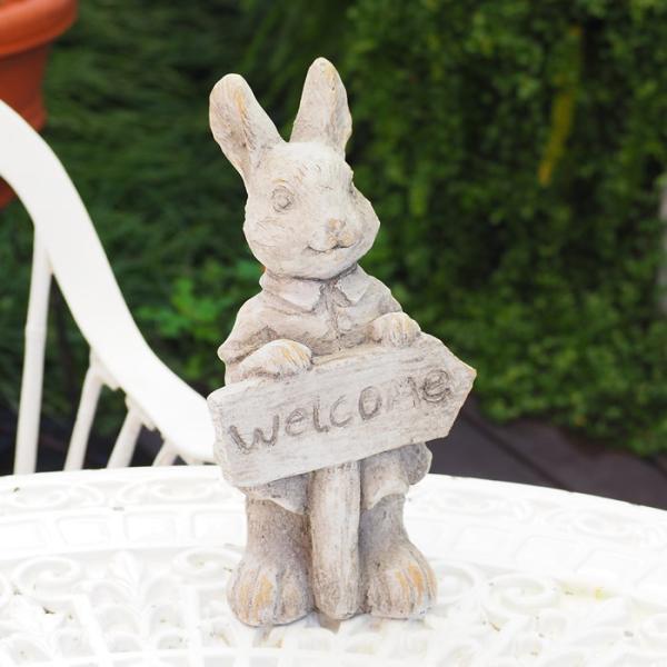 ●ラビットウェルカム●可愛らしいウサギがウェルカムサインを持っているセメント製オブジェです。アンティーク風の仕上がりで、色むらや剥げがヴィンテージ感を漂わせ、どこか温かみを感じさせます。●セメント製でしっかりとした重量があるため、安定感も抜...