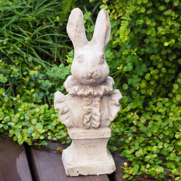 ●ジェントルラビットオブジェ●石像のような雰囲気がおしゃれなウサギのセメント製オブジェです。ヨーロピアンなデザインで、アンティーク風の仕上がりが特徴。色むらや剥げがあり、セメント製でしっかりとした作りになっています。●ガーデンオーナメントと...