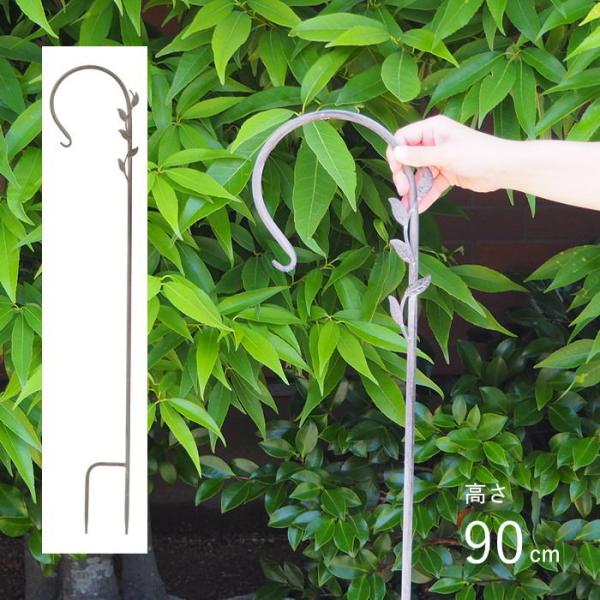 ●ミニハンギングスティックリーフ●お庭やベランダに華やかさを添える、アンティーク調のガーデンピックです。さりげないリーフモチーフがポイント。●フックにお気に入りのランタンやオーナメントなどを吊るして、季節ごとのアレンジも楽しめます。●地面に...