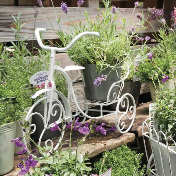 ●ミニトライシクル●お庭や玄関先、リビングのインテリアにぴったりな、三輪車の形をしたアイアン製のフラワースタンドです。●優雅な曲線とクラシックなホワイトカラーが特徴で、置くだけで植物の美しさを引き立て、空間に可愛らしさと上品さをプラスしてく...