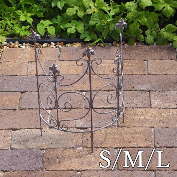 ●フラワーアーチフェンスS/M/L●お庭や花壇に優雅なアクセントを添える、アンティーク調のアイアン製ガーデンフェンスです。クラシカルな装飾と繊細な曲線が美しいハーフラウンド型のデザインで、置くだけで空間が華やぎます。●花壇のオーナメントとし...