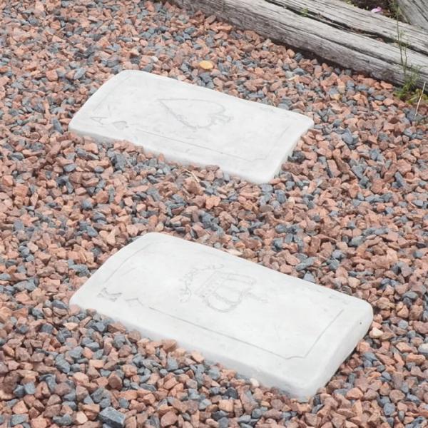 ●ステップストーン●お庭や玄関アプローチをおしゃれに演出する、トランプモチーフのステップストーンです。●スペードのエースやダイヤのキングなど遊び心のあるデザインで、踏み石としてはもちろんガーデニングのアクセントにもぴったり。●砂利や芝生の上...