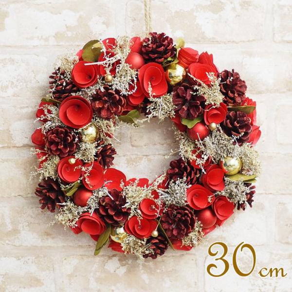●グレイスリース ローズGR30●直径約30cmの華やかなクリスマスリースです。クリスマスらしい赤を基調にしたデザインで、天然素材を使用したデコレーションアイテムです。●玄関ドアや室内に吊るして飾れる麻ひもが付いており、木の実やグリーンがあ...