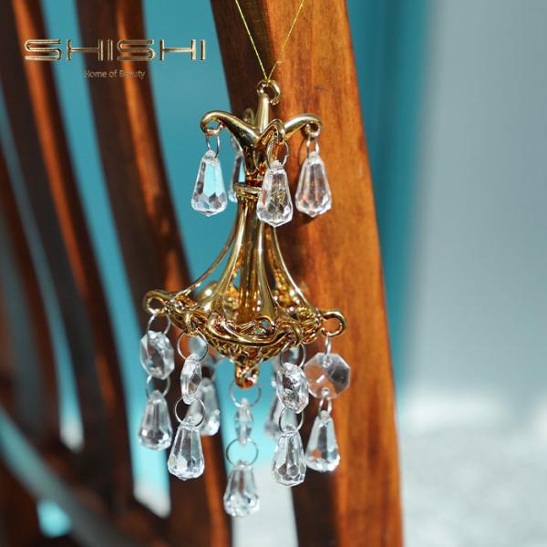 透明感のあるクリアビーズがゆらゆらと揺れるシャンデリアのオーナメントです。どこか懐かしさが漂うアンティーク調のデザインで、クリスマスツリーにちょっと贅沢な雰囲気をプラスしてくれます。上品なゴールド色に輝く本体と大ぶりなビーズドロップがクリス...