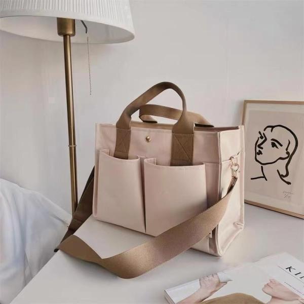 カラー：ベージュ付属品：ベビーカー取り付けベルトショールダーベルトサイズ：横35cm×縦26.5cm×幅16cm素材：ナイロン（防水加工）商品特徴：肩紐をつけてショルダータイプに。肩紐を外してハンドバックとして。付属のベルトでベビーカーに取...