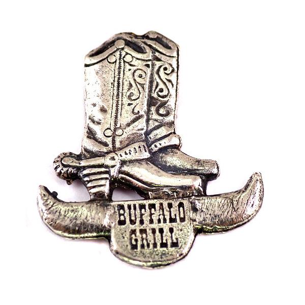 背景の１マスは５mmです。当店のピンバッジ はヴィンテージのレアな限定ピンバッジ です。それぞれのピンズの裏側の針には、新品の留め具をセットしてお送りします。新品の留め具代はピンズの商品代に含まれております。