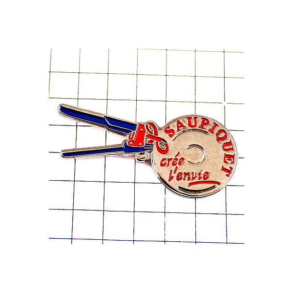 背景の１マスは５mmです。当店のピンバッジ はヴィンテージのレアな限定ピンバッジ です。それぞれのピンズの裏側の針には、新品の留め具をセットしてお送りします。新品の留め具代はピンズの商品代に含まれております。