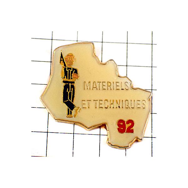 背景の１マスは５mmです。当店のピンバッジ はヴィンテージのレアな限定ピンバッジ です。それぞれのピンズの裏側の針には、新品の留め具をセットしてお送りします。新品の留め具代はピンズの商品代に含まれております。