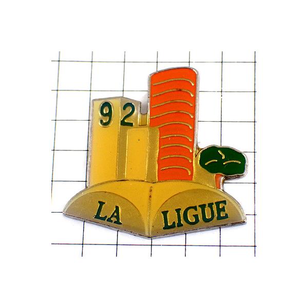 背景の１マスは５mmです。当店のピンバッジ はヴィンテージのレアな限定ピンバッジ です。それぞれのピンズの裏側の針には、新品の留め具をセットしてお送りします。新品の留め具代はピンズの商品代に含まれております。