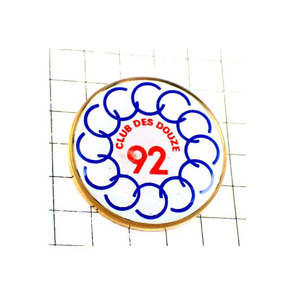 背景の１マスは５mmです。当店のピンバッジ はヴィンテージのレアな限定ピンバッジ です。それぞれのピンズの裏側の針には、新品の留め具をセットしてお送りします。新品の留め具代はピンズの商品代に含まれております。