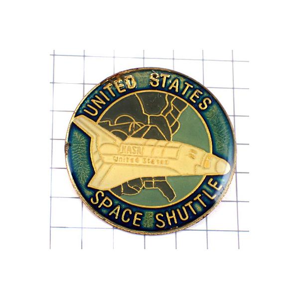 背景の１マスは５mmです。当店のピンバッジ はヴィンテージのレアな限定ピンバッジ です。それぞれのピンズの裏側の針には、新品の留め具をセットしてお送りします。新品の留め具代はピンズの商品代に含まれております。