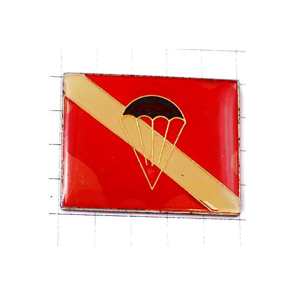 背景の１マスは５mmです。当店のピンバッジ はヴィンテージのレアな限定ピンバッジ です。それぞれのピンズの裏側の針には、新品の留め具をセットしてお送りします。新品の留め具代はピンズの商品代に含まれております。