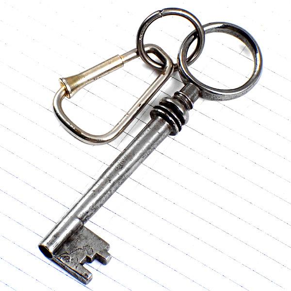 キーホルダー・銀色のカギ鍵シルバー◇フランス限定ポルトクレ◇レアな