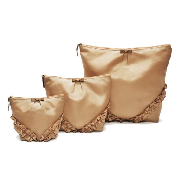 ママにもベビーにも使えるポーチ3点セット。丈夫な素材なので用途は無限大。気分があがるポーチです。大きいポーチはランジェリーを入れたり、ベビーの着替えやおもちゃを入れられるたっぷりサイズ。A4サイズもスッポリ収納。中サイズのポーチは、おむつが...