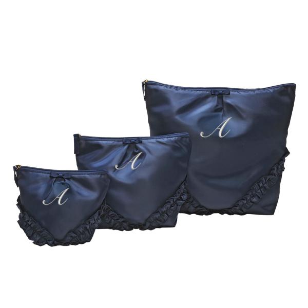 ママにもベビーにも使えるポーチ3点セット。丈夫な素材なので用途は無限大。気分があがるポーチです。大きいポーチはランジェリーを入れたり、ベビーの着替えやおもちゃを入れられるたっぷりサイズ。A4サイズもスッポリ収納。中サイズのポーチは、おむつが...