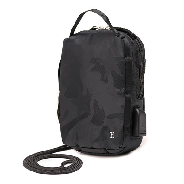 お出かけに、オフィスに、ジムに、あらゆる場面で活躍すること間違いなしの便利機能たっぷりのポーチです。自動改札機でわざわざICカードを取り出すことなく、ICカードを入れたままバッグでタッチして通過できます。外付けUSBポート付で携帯電話やスマ...