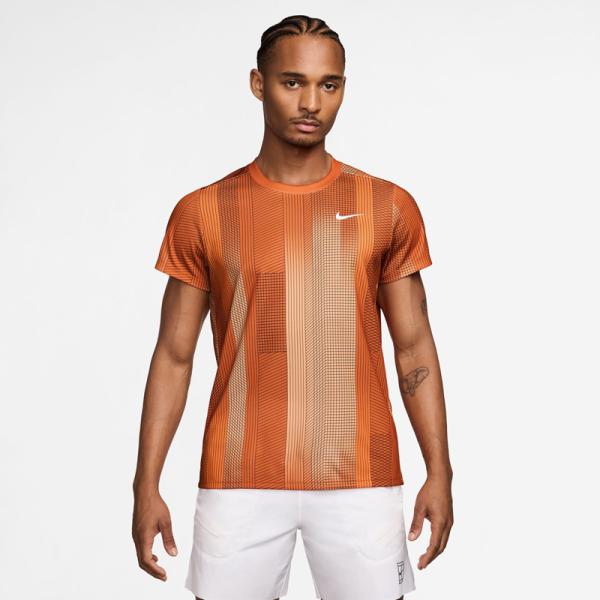 通気性、伸縮性、速乾性を備えたビクトリー トップがあれば、いつでもコートに出る準備は万端。 肩の後ろ側の縫い目は、体を回転させてドライブショットを打つ時も動きやすいようデザインされています。 Nike Dri-FITテクノロジーが、肌から汗...