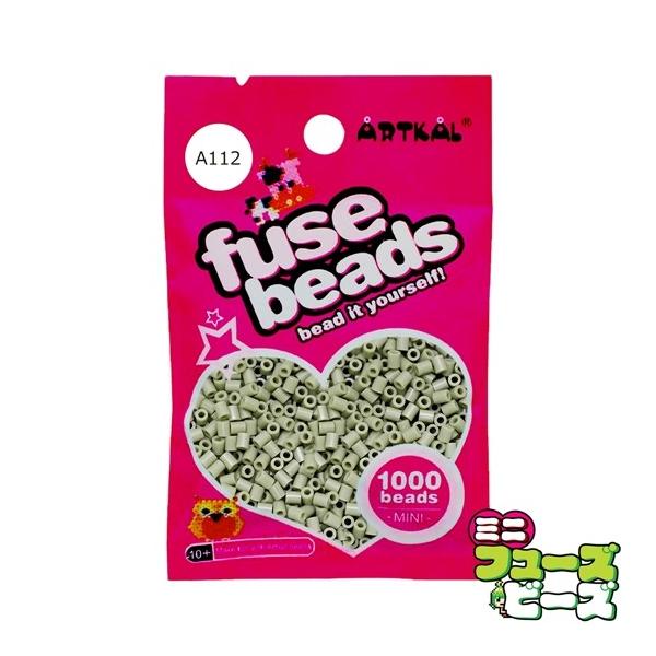 ■ 商品説明 ■ 種類：フューズビーズ ミニ（2.6mm）サイズ：直径 2.6mmカラー：ミルキーモスグリーン数量：約 1,000粒RGB数値：R:186 G:184 B:162アイロンがけによる形状の保持に優れながらも、柔軟性のあるソフト...