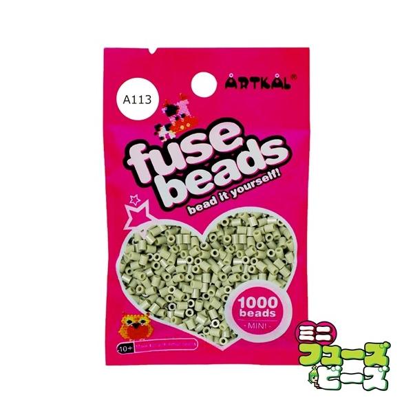 ■ 商品説明 ■ 種類：フューズビーズ ミニ（2.6mm）サイズ：直径 2.6mmカラー：パステルモスグリーン数量：約 1,000粒RGB数値：R:114 G:140 B:84アイロンがけによる形状の保持に優れながらも、柔軟性のあるソフトタ...