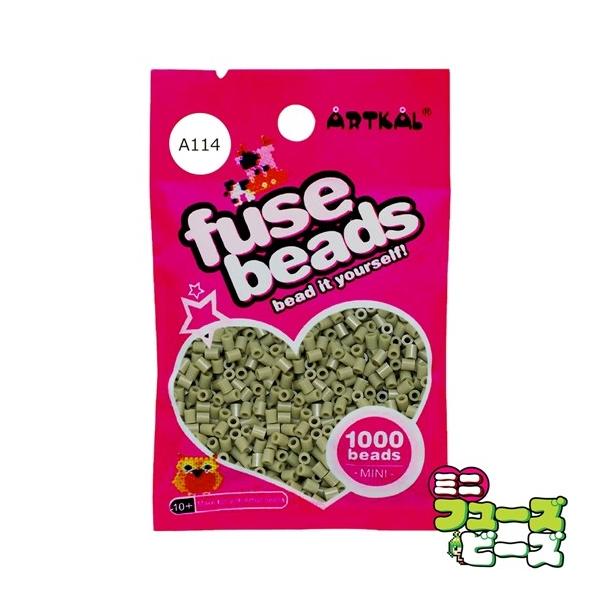 ■ 商品説明 ■ 種類：フューズビーズ ミニ（2.6mm）サイズ：直径 2.6mmカラー：ライトモスグリーン数量：約 1,000粒RGB数値：R:126 G:124 B:68アイロンがけによる形状の保持に優れながらも、柔軟性のあるソフトタイ...