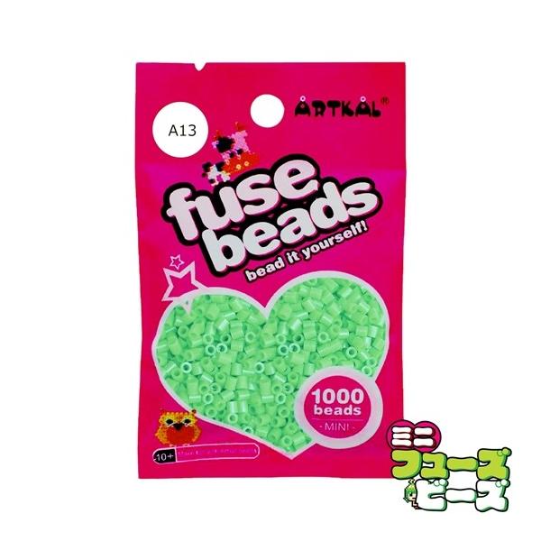 ■ 商品説明 ■ 種類：フューズビーズ ミニ（2.6mm）サイズ：直径 2.6mmカラー：レモングリーン数量：約 1,000粒RGB数値：R:135 G:216 B:57アイロンがけによる形状の保持に優れながらも、柔軟性のあるソフトタイプの...