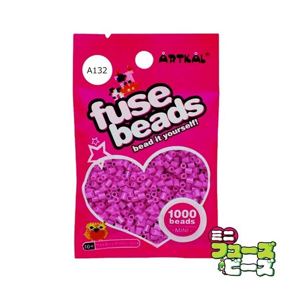 ■ 商品説明 ■ 種類：フューズビーズ ミニ（2.6mm）サイズ：直径 2.6mmカラー：ピンクパープル数量：約 1,000粒RGB数値：R:183 G:56 B:143アイロンがけによる形状の保持に優れながらも、柔軟性のあるソフトタイプの...