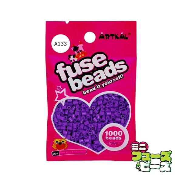 ■ 商品説明 ■ 種類：フューズビーズ ミニ（2.6mm）サイズ：直径 2.6mmカラー：アメジストパープル数量：約 1,000粒RGB数値：R:88 G:31 B:126アイロンがけによる形状の保持に優れながらも、柔軟性のあるソフトタイプ...