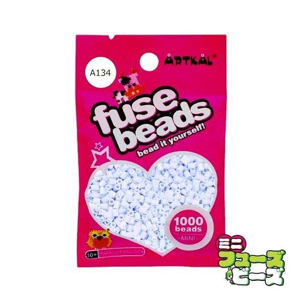 ■ 商品説明 ■ 種類：フューズビーズ ミニ（2.6mm）サイズ：直径 2.6mmカラー：ペールアイリス数量：約 1,000粒RGB数値：R:140 G:163 B:212アイロンがけによる形状の保持に優れながらも、柔軟性のあるソフトタイプ...