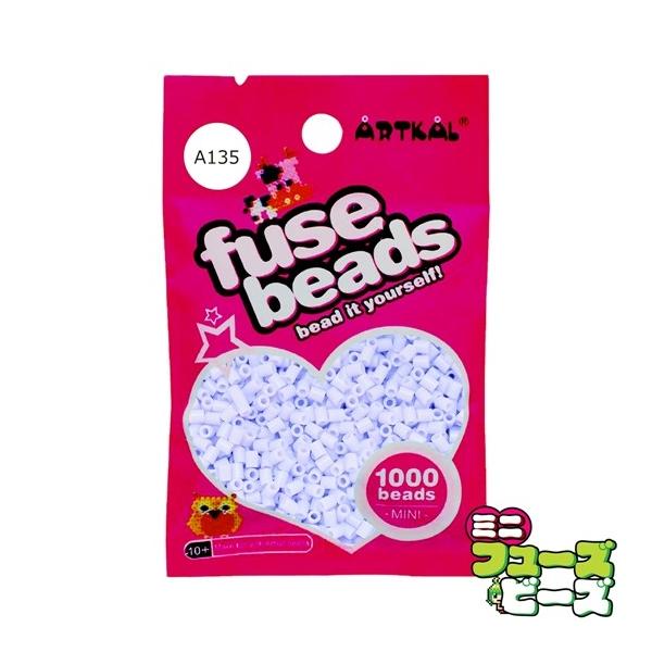 ■ 商品説明 ■ 種類：フューズビーズ ミニ（2.6mm）サイズ：直径 2.6mmカラー：ミルキーウィステリア数量：約 1,000粒RGB数値：R:154 G:154 B:204アイロンがけによる形状の保持に優れながらも、柔軟性のあるソフト...