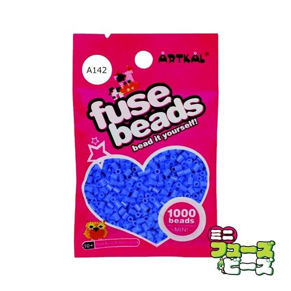 ■ 商品説明 ■ 種類：フューズビーズ ミニ（2.6mm）サイズ：直径 2.6mmカラー：サルビアブルー数量：約 1,000粒RGB数値：R:37 G:38 B:138アイロンがけによる形状の保持に優れながらも、柔軟性のあるソフトタイプのア...