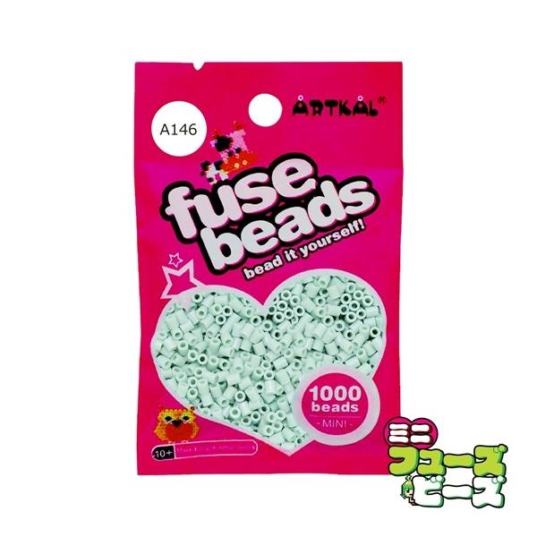 ■ 商品説明 ■ 種類：フューズビーズ ミニ（2.6mm）サイズ：直径 2.6mmカラー：ライトセラドン数量：約 1,000粒RGB数値：R:100 G:179 B:158アイロンがけによる形状の保持に優れながらも、柔軟性のあるソフトタイプ...