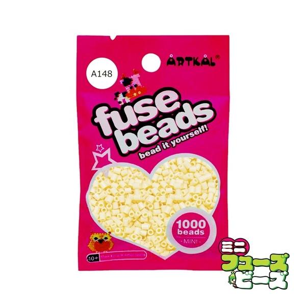 ■ 商品説明 ■ 種類：フューズビーズ ミニ（2.6mm）サイズ：直径 2.6mmカラー：ライトバターイエロー数量：約 1,000粒RGB数値：R:237 G:211 B:158アイロンがけによる形状の保持に優れながらも、柔軟性のあるソフト...