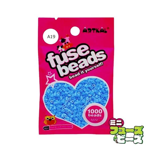 ■ 商品説明 ■ 種類：フューズビーズ ミニ（2.6mm）サイズ：直径 2.6mmカラー：アズールブルー数量：約 1,000粒RGB数値：R:65 G:182 B:230アイロンがけによる形状の保持に優れながらも、柔軟性のあるソフトタイプの...