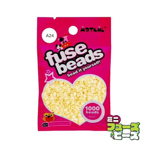 ■ 商品説明 ■ 種類：フューズビーズ ミニ（2.6mm）サイズ：直径 2.6mmカラー：バターイエロー数量：約 1,000粒RGB数値：R:255 G:231 B:128アイロンがけによる形状の保持に優れながらも、柔軟性のあるソフトタイプ...