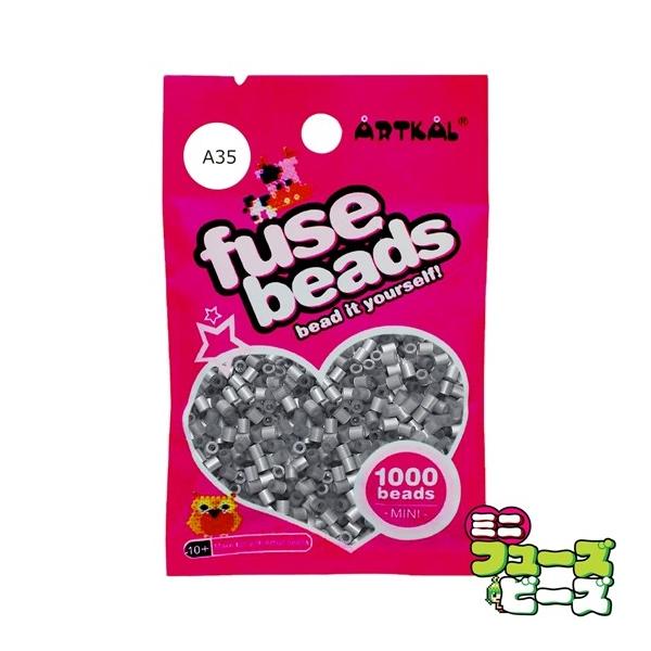 ■ 商品説明 ■ 種類：フューズビーズ ミニ（2.6mm）サイズ：直径 2.6mmカラー：シルバー数量：約 1,000粒RGB数値：R:160 G:159 B:157アイロンがけによる形状の保持に優れながらも、柔軟性のあるソフトタイプのアイ...