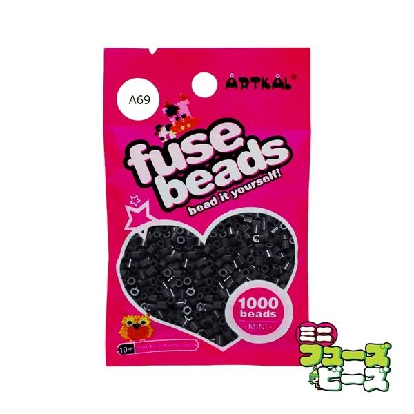 ■ 商品説明 ■ 種類：フューズビーズ ミニ（2.6mm）サイズ：直径 2.6mmカラー：マットブラック数量：約 1,000粒RGB数値：R:35 G:40 B:43アイロンがけによる形状の保持に優れながらも、柔軟性のあるソフトタイプのアイ...