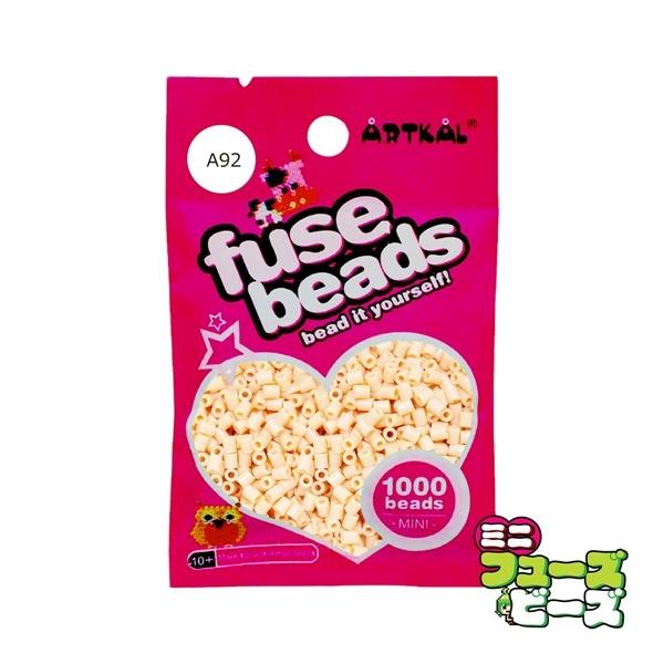 ■ 商品説明 ■ 種類：フューズビーズ ミニ（2.6mm）サイズ：直径 2.6mmカラー：ペールベージュ数量：約 1,000粒RGB数値：R:218 G:182 B:152アイロンがけによる形状の保持に優れながらも、柔軟性のあるソフトタイプ...