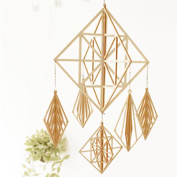 自然のぬくもりが感じられる木製オーナメント深い緑に囲まれたリトアニアの首都ヴィリニュスに所在する木工房で一つ一つ丁寧に作られる木製のオーナメント「Kito」。巧みなレーザーカットでヒンメリを思わせる美しい模様に切り抜かれており、木のぬくもり...